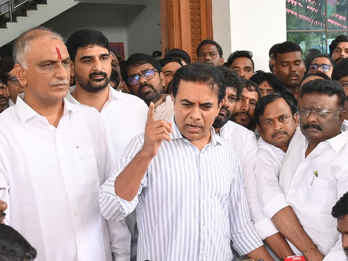 KTR With BRS Cadre At Telangana Bhavan Before ACB Inquiry Photos4