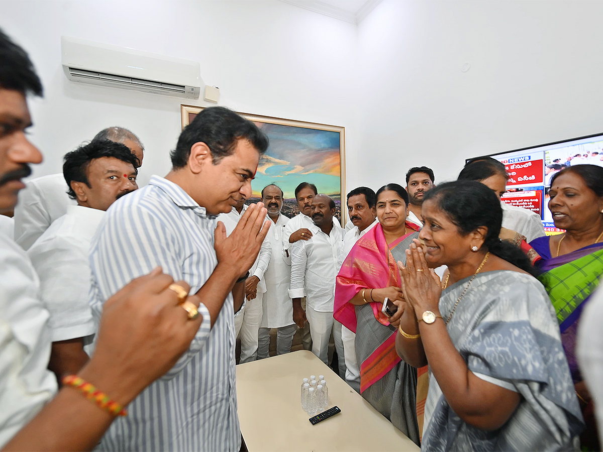 KTR With BRS Cadre At Telangana Bhavan Before ACB Inquiry Photos5