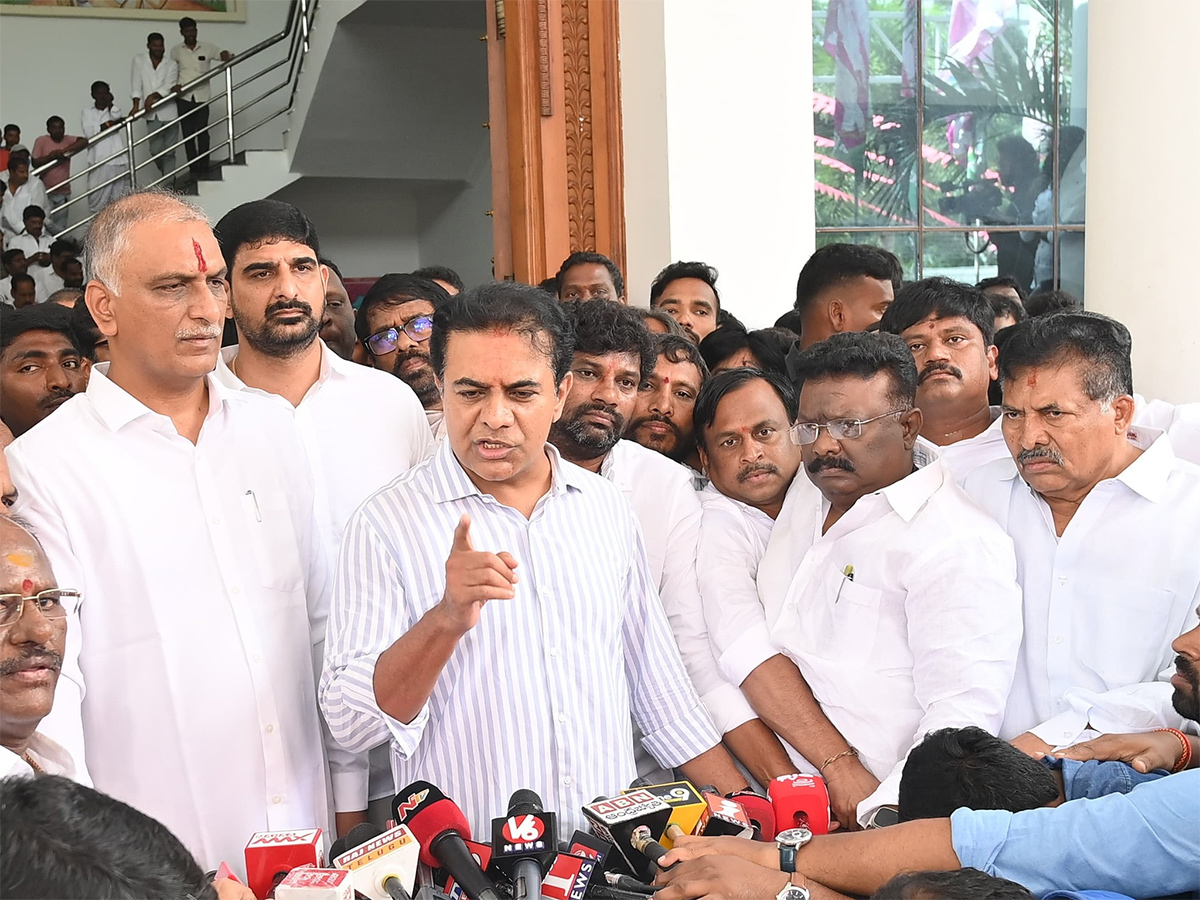 KTR With BRS Cadre At Telangana Bhavan Before ACB Inquiry Photos7