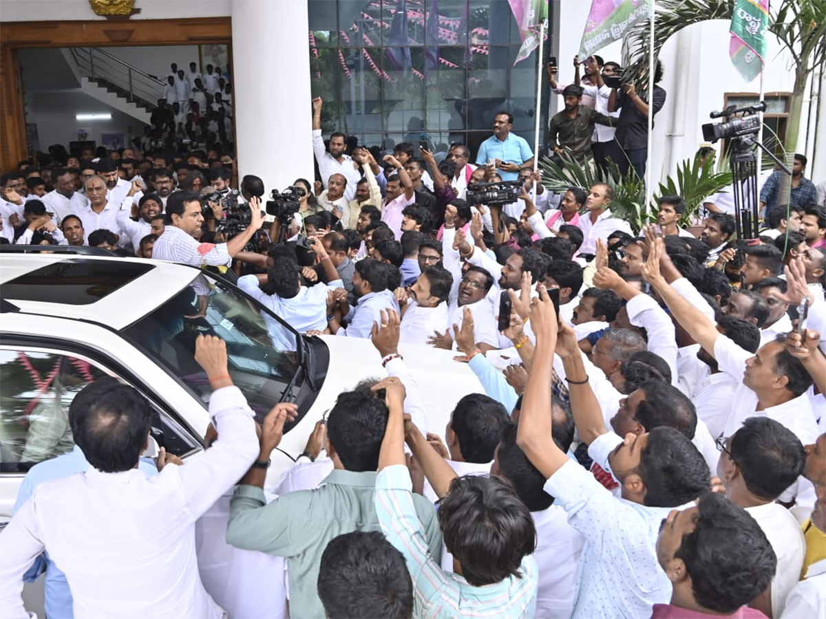 KTR With BRS Cadre At Telangana Bhavan Before ACB Inquiry Photos8