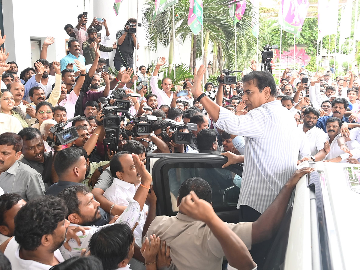 KTR With BRS Cadre At Telangana Bhavan Before ACB Inquiry Photos9