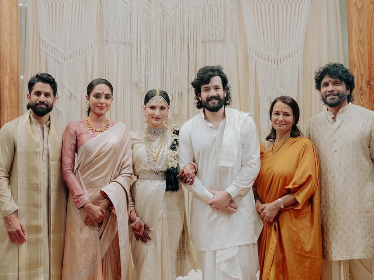Sobhita Dhulipala shares A heartwarming moment with father-in-law Nagarjuna Akkineni at Akhil wedding Photos5