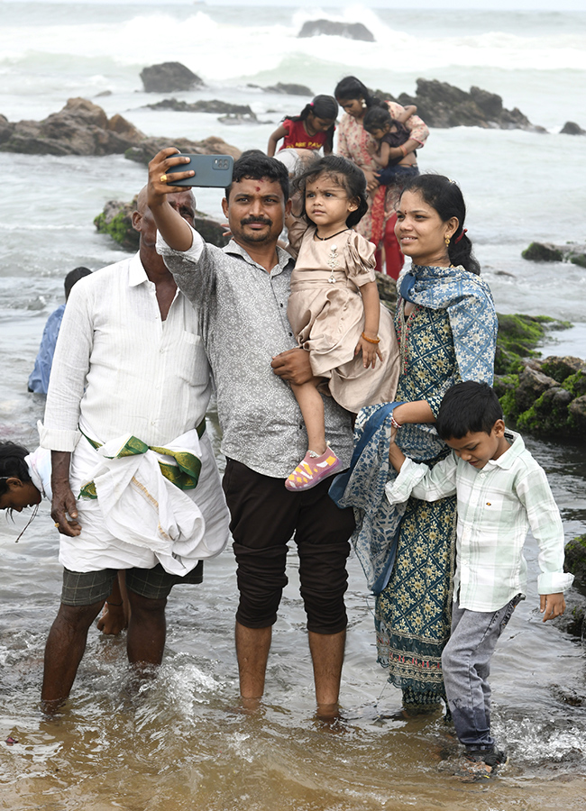 The noise of the waves on the Visakhapatnam coast12
