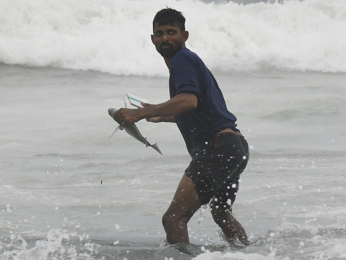 The noise of the waves on the Visakhapatnam coast7