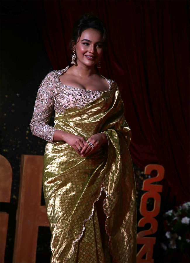Tollywood Actress Nivetha Thomas AND Krithi Shetty Gaddar Awards18