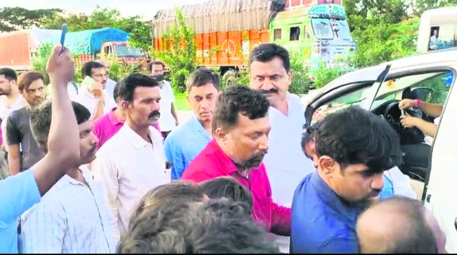 మానవత్వం చాటుకున్న గ్రంథాలయ సంస్థ చైర్మన్
1