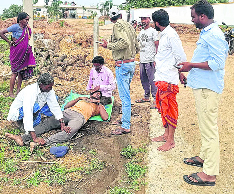విద్యుదాఘాతానికి గురైన ట్రాన్స్కో తాత్కాలిక ఉద్యోగి1