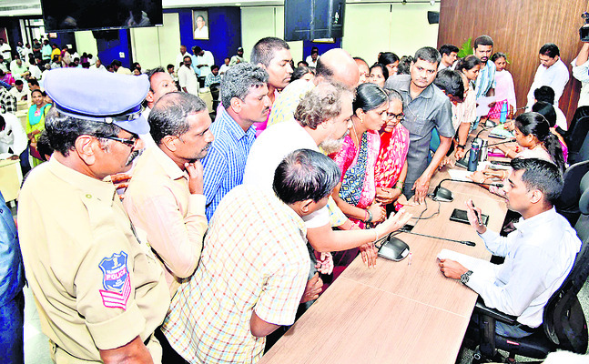 ఫిర్యాదులు త్వరగా పరిష్కరించండి 1