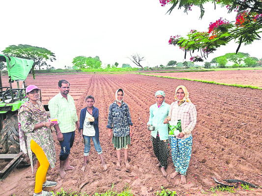 అదను దాటుతోంది1
