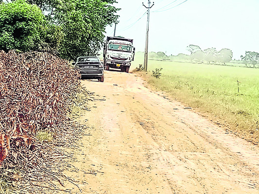 వంతెనకు రంధ్రం.. అవస్థల్లో జనం 2
