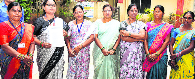 ప్రభుత్వ భూమిని స్వాధీనం చేసుకోండి
1