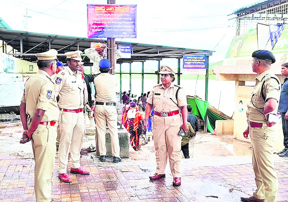 భక్తుల భద్రత గోదావరిలో దీపమే!1