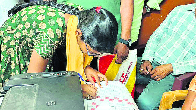 సైన్ంగ్ చెక్కులు.. స్టార్స్కు చిక్కులు! 1