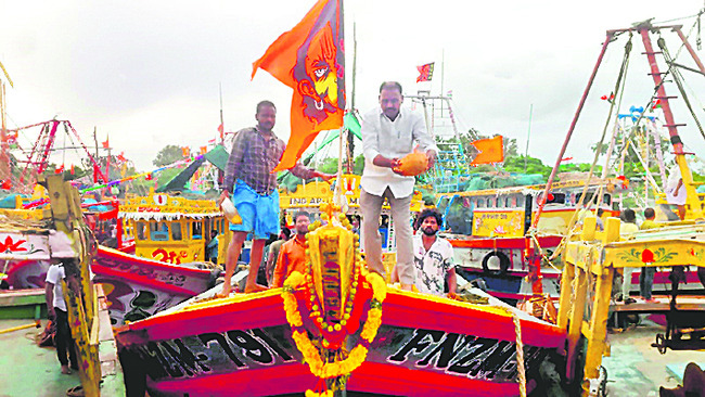 అలలపై వలల వేట1