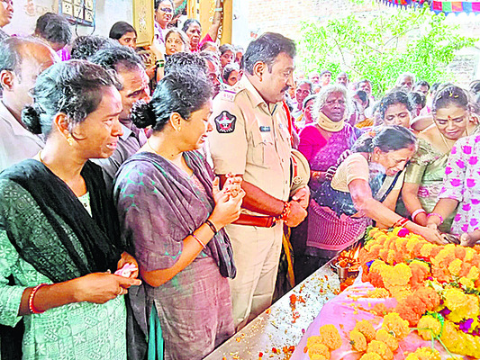 నీలమణిదుర్గకు హైకోర్టు జడ్జి పూజలు 1