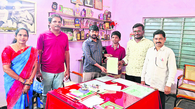 ఆదర్శం.. ఈ ఉపాధ్యాయులు2