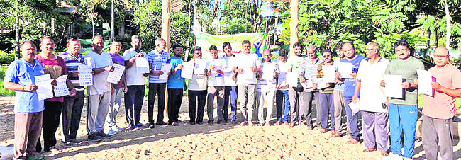 నిర్వాసితుల సమస్యలు పరిష్కరించండి
2