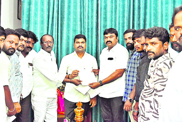 నిర్వాసితుల సమస్యలు పరిష్కరించండి
1