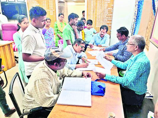 అడ్మిషన్లలో వెనుకబడి1