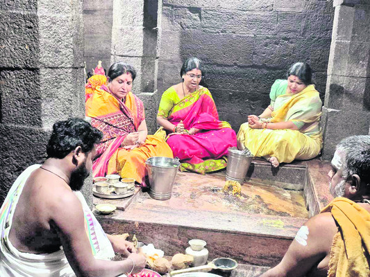 జోగుళాంబ సన్నిధిలో డిప్యూటీ సీఎం సతీమణి
1