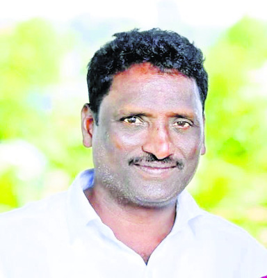 టిప్పర్ బోల్తా.. ట్రాఫిక్కు అంతరాయం1