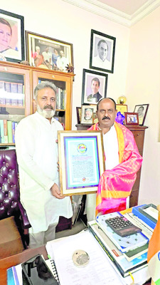 అవార్డు గ్రహీతకు సన్మానం
3