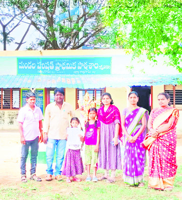 కుమార్తెను ప్రభుత్వ బడిలో చేర్చిన ఉపాధ్యాయుడు1