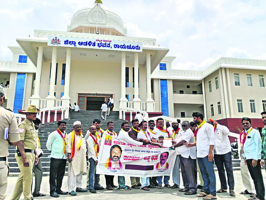 కాటేసిన పాముతోనే ఆస్పత్రికి రైతు3