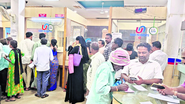 బ్యాంకుల వద్ద బారులు1