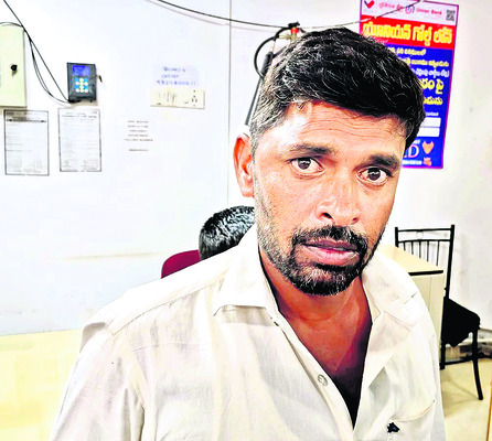 బ్యాంకుల వద్ద బారులు2