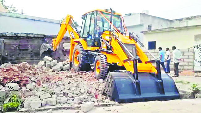 టీడీపీ నాయకుడి స్థల దాహం 1
