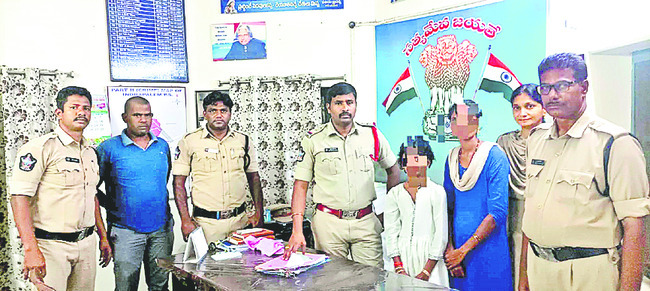అమలాపురంలో అదృశ్యం.. విశాఖలో ప్రత్యక్షం 1