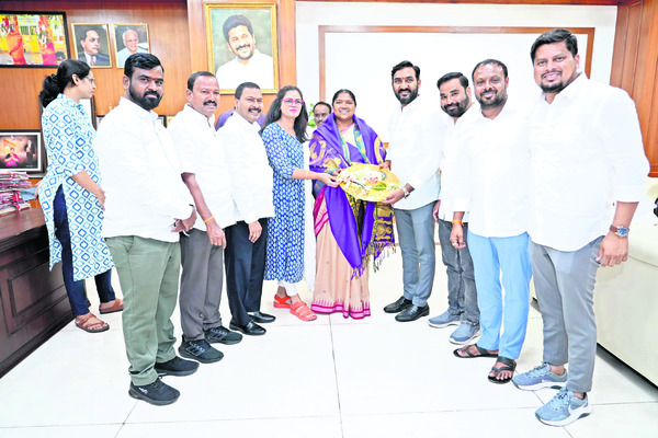 వాహనాల వేలం వాయిదా1