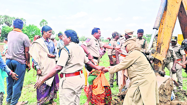 ట్రెంచ్‌ పనులను అడ్డుకున్న పోడు రైతులు1