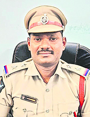 వాహనాలు సీజ్‌  చేస్తామనడం తగదు 
1