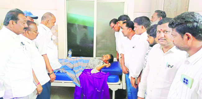 పార్టీ కార్యకర్తకు అన్నా పరామర్శ
1