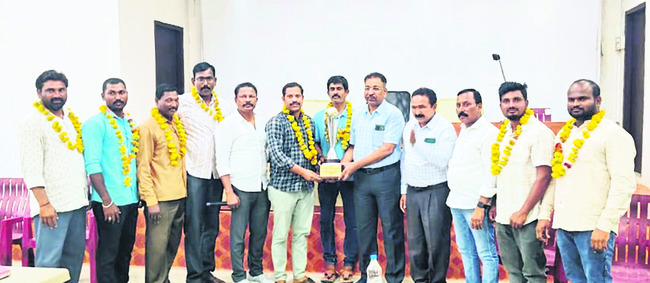 అవార్డు గ్రహీతకు సన్మానం
2