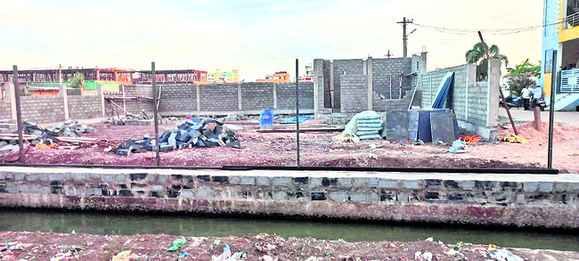 అధికార పార్టీ నేతలా.. మజాకా.. 1