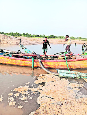 ఇసుక తవ్వకాల్లో రెచ్చిపోతున్న అక్రమార్కులు 1