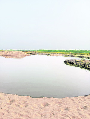 ఇసుక తవ్వకాల్లో రెచ్చిపోతున్న అక్రమార్కులు 2