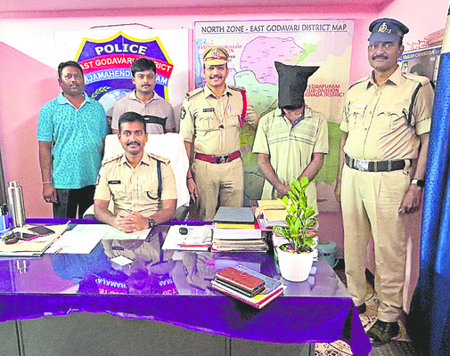 గంజాయి తరలిస్తున్న ఐదుగురి అరెస్టు 1