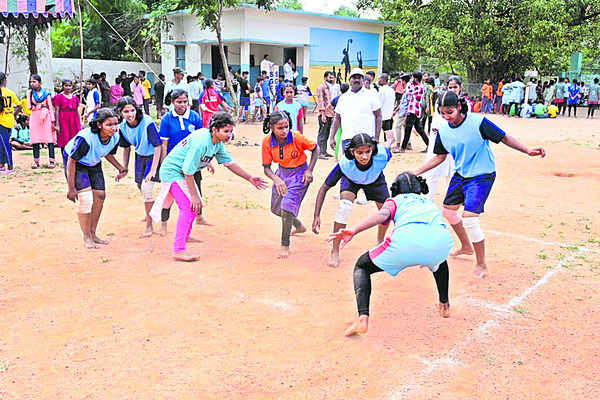 ఆటలు ఆడించేవారేరీ?1