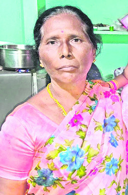మృత్యువై దూసుకొచ్చిన మినీ వ్యాన్ 1