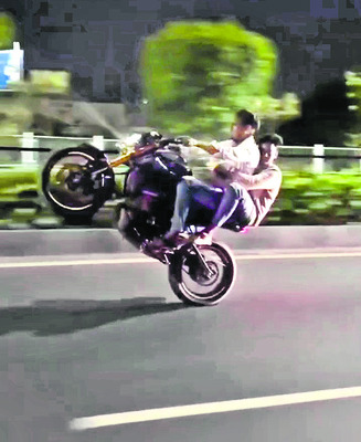 యుద్ధం నశించాలి, ప్రపంచ శాంతి నెలకొనాలి
2