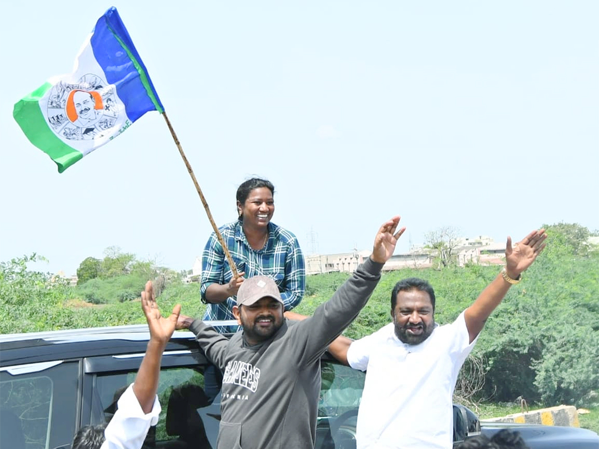 YS Jagan Consoles Nagamalleswara Rao Family Sattenapalli Tour12