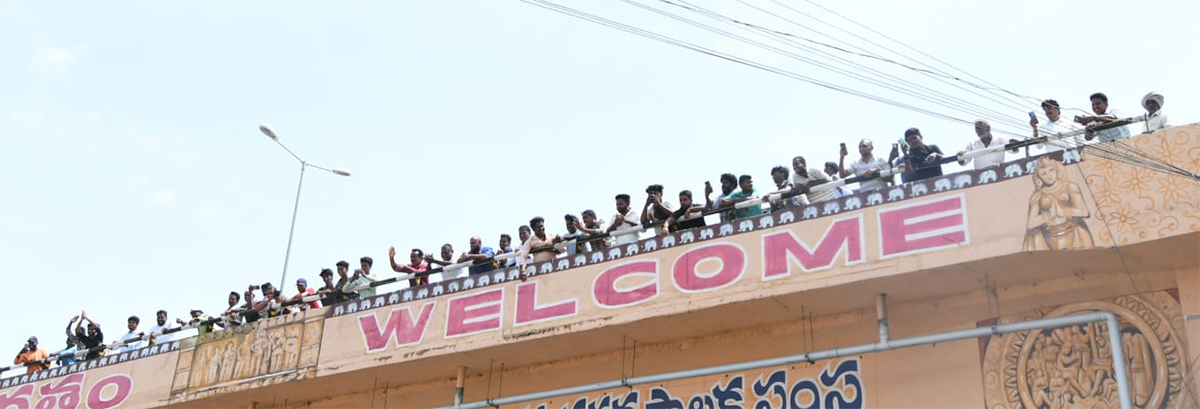 YS Jagan Consoles Nagamalleswara Rao Family Sattenapalli Tour13