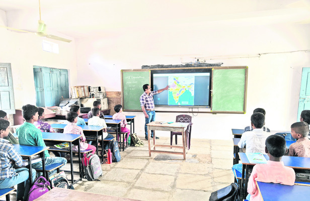 గది ఒకటి.. తరగతులు రెండు1