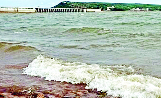 ఎగువన భారీ వర్షాలు.. కృష్ణమ్మ పరవళ్లు1