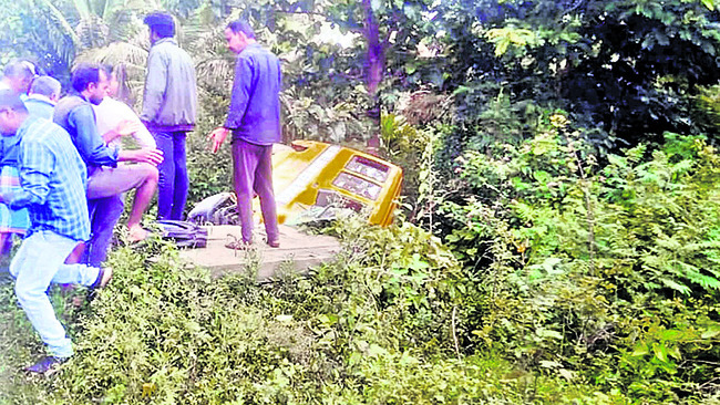 స్కూలు బస్సు పల్టీ 1