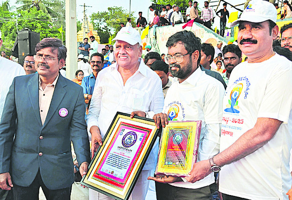 నీటిపై ఆసనం.. ఆరోగ్యదాయకం 1
